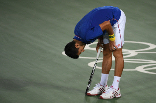 8일(한국시각) 브라질 리우데자네이루 올림픽 테니스 센터에서 열린 남자 테니스 단식 1차전에서 탈락한 노바크 조코비치가 고개를 떨구고 있다./사진=연합뉴스