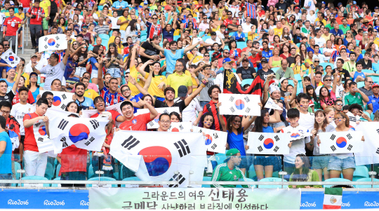 7일 오후(현지시간) 2016년 리우올림픽 남자축구  C조 한국-독일전이 열린 브라질 바이아 주 사우바도르 Fonte Nova Arena(아레나 폰치노바)에서 수 많은 한국 팬들이 태극기를 흔들며 한국을 응원하고 있다. /사우바도르=올림픽사진공동취재단