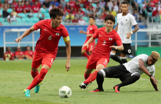 한국 축구대표 장현수가 7일 오후(현지시간) 브라질 사우바도르 폰치노바 아레나에서 열린 2016리우올림픽 남자축구 조별리그 C조 2차전 한국과 독일의 경기에서 상대선수를 재치며 드리블 하고 있다. /사우바도르=올림픽사진공동취재단