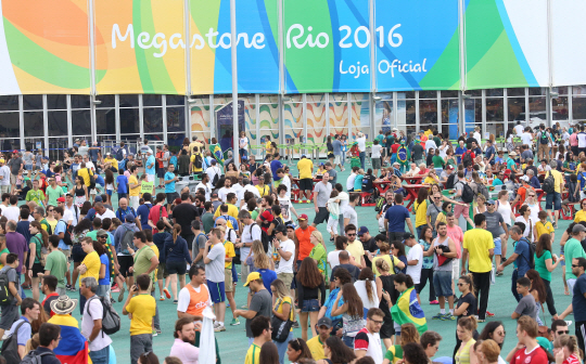 7일 오후(현지시간) 리우데자네이루 올림픽이 열리는 바하 올림픽 파크 경기장 주변에 많은 인파가 몰리고 있다./리우데자네이루=올림픽사진공동취재단