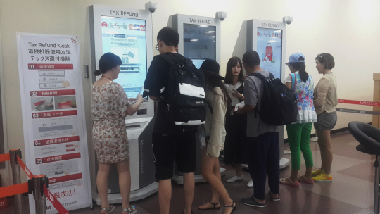 대구공항에 외국인 관광객들이 내국세 환급을 신속하게 받을 수 있는 내국세 환급금 무인 지급기가 설치됐다.
