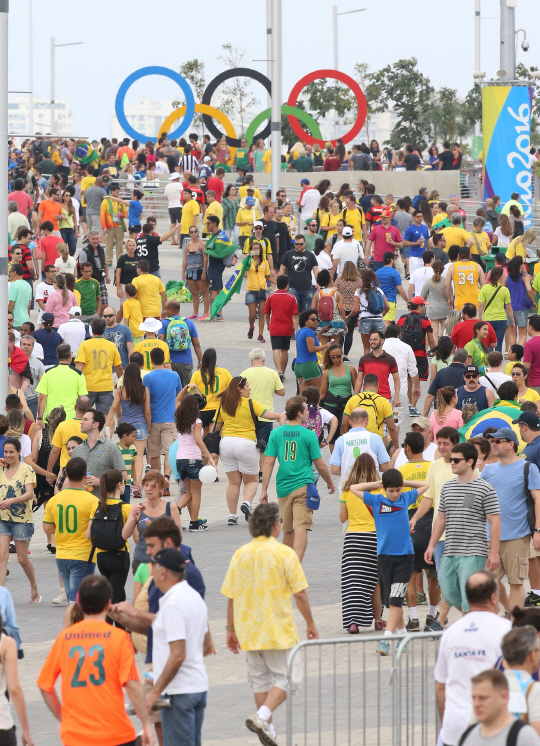 7일 오후(현지시간) 리우데자네이루 올림픽이 열리는 바하 올림픽 파크 경기장 주변에 많은 인파가 몰리고 있다./리우데자네이루=올림픽사진공동취재단