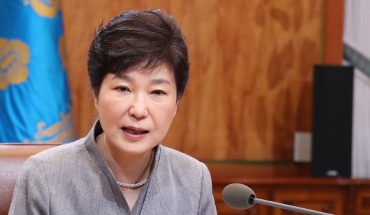 박근혜 대통령이 8일 오전 청와대에서 열린 수석비서관회의에서 발언하고 있다./연합뉴스