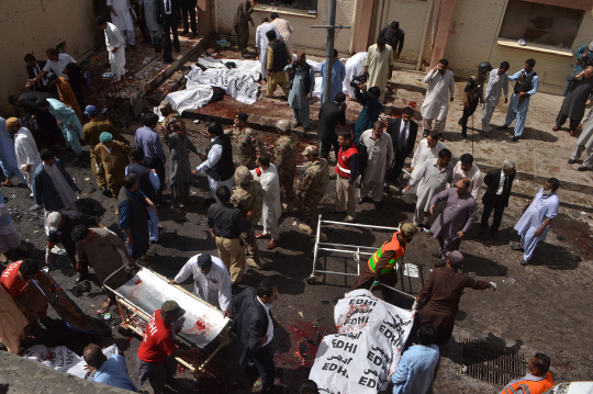 8일(현지시간) 파키스탄 남서부 퀘타의 국립병원에서 발생한 폭탄 폭발로 최소 70명이 숨지고 100여명이 부상했다. 사진은 이날 이 병원에서 보안군인 등이 시신과 현장을 수습하는 모습./퀘타=AFP연합뉴스