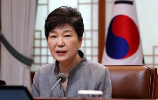 박근혜 대통령이 8일 오전 청와대에서 열린 수석비서관회의에서 발언하고 있다. /연합뉴스