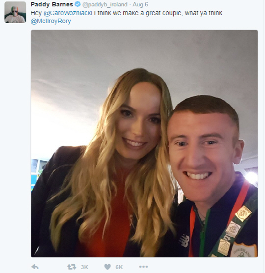 아일랜드의 복싱 선수 파디 반스가 북아일랜드의 골프 선수 로리 매킬로이의 전 여자친구인 테니스 선수 캐롤라인 보즈니아키와 찍은 사진을 올리며 매킬로이의 올림픽 불참 결정을 비판했다. /출처=파디 반스 트위터 캡쳐