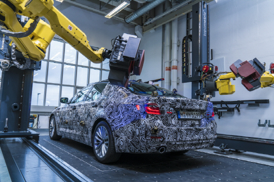 BMW 뮌헨 공장에 있는 로봇이 센서를 이용해 BMW 차량에 대한 3D 이미지를 만들고 100㎛ 이하의 정밀한 캡처 데이터를 통해 3D 데이터 모델을 생성하는 작업을 펼치고 있다.  BMW그룹은 자동차 제조업체 최초로 100% 자동화된 광학 측정 셀(cell)이라는 고유의 시스템 콘셉트를 처음 도입했다.   /사진제공=BMW코리아