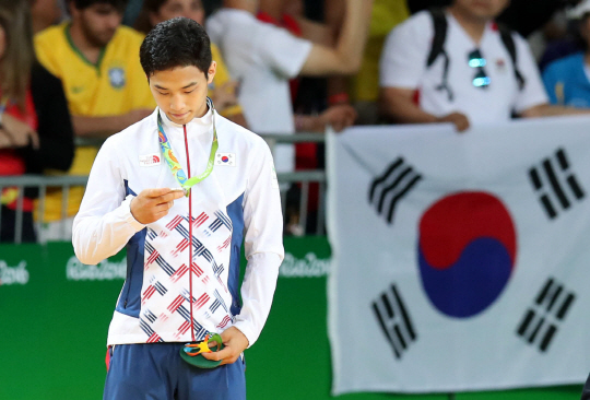 유도 남자 66㎏급에서 아쉽게 우승을 놓친 안바울이 시상대에서 은메달을 바라보고 있다. 　 /사진제공=올림픽사진공동취재단