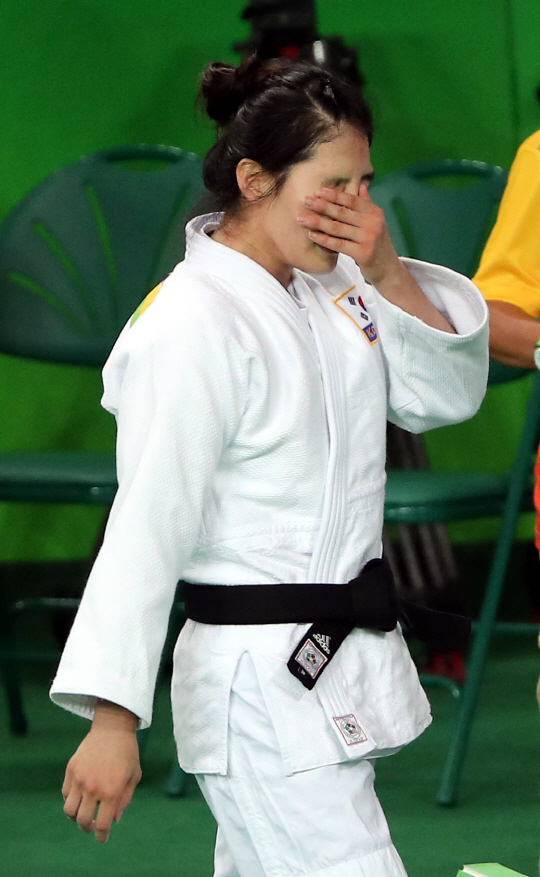 김잔디 선수가 8일 오전 (현지시간) 브라질 리우데자네이루 올림픽파크 카리오카 아레나2에서 열린 대회 여자부 57㎏급 16강전 경기에서 패한 뒤 눈물을 훔치고 있다. 이날 김잔디는 믹스트존에서 눈물을 글썽이며 