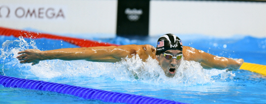 미국 펠프스가 8일 오후(현지시간) 브라질 리우데자네이루 바하 올림픽 수영경기장에서 열린 접영 200m 경기에서 역영하고 있다. /리우데자네이루=올림픽사진공동취재단