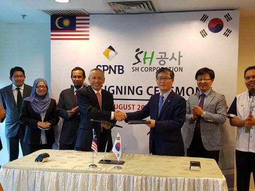 변창흠(오른쪽 세번째) SH공사 사장이 최근 말레이시아 재무부 산하 SPNB의 관계자들과 공공주택 개발 프로젝트 관련 협약을 체결한 뒤 악수하고 있다.  /사진제공=SH공사