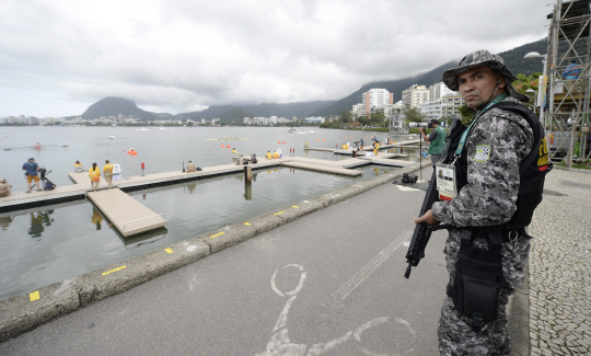8일(현지시간) 브라질 군인이 리우 올림픽 조정경기장에서 주위를 경계하고 있다. /리우=EPA연합뉴스