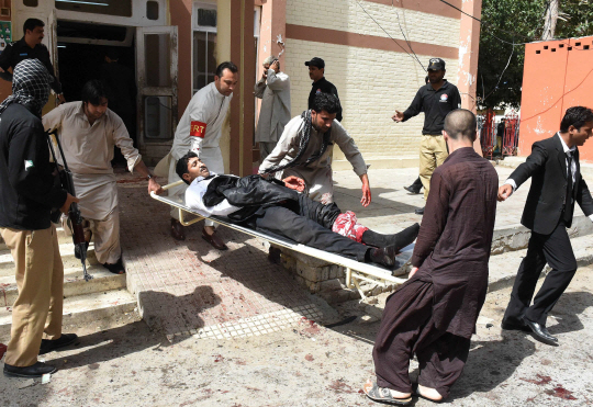 8일(현지시간) 파키스탄 발루치스탄주 퀘타에서 자살폭탄테러로 부상을 입은 한 변호사가 들것에 후송되고 있다. /퀘타=AFP연합뉴스