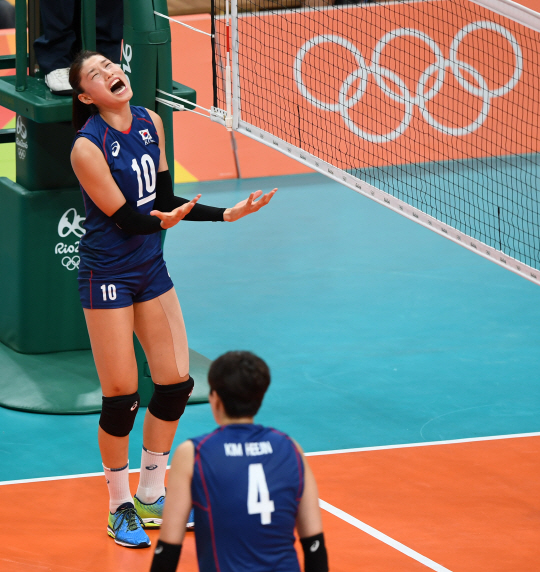 김연경 선수가 8일 오후(현지시간) 브라질 리우데자네이루 마라카나징유 경기장에서 열린 여자배구 한국과 러시아의 경기에서 블로킹을 실패한 후 아쉬워하고 있다./리우데자네이루=올림픽사진공동취재단