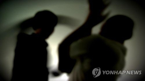 더워서 짜증난다며 행인과 이를 발견한 경찰관을 폭행한 남성이 경찰에 붙잡혔다 /연합뉴스