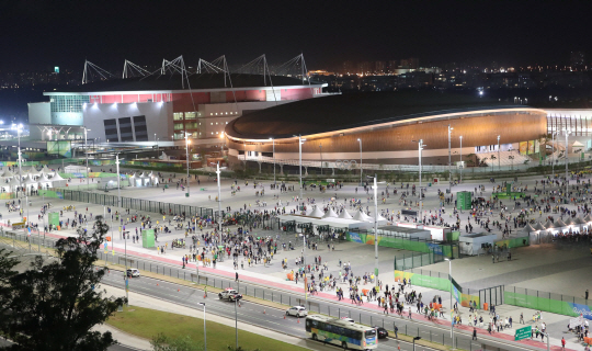 8일 오후 브라질 리우 올림픽파크를 찾은 많은 관람객들이 경기를 보고 경기장을 빠져나가고 있다. /리우데자네이루 =사진공동취재단