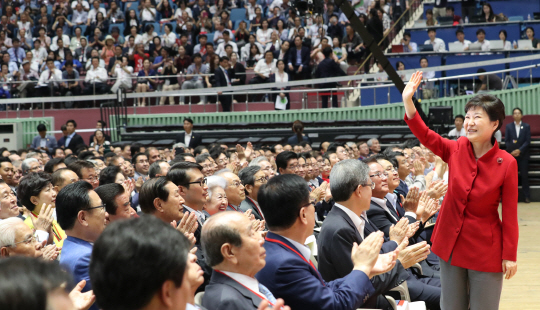 [새누리 전당대회·지도부 선출] 박 대통령 '반목 말고 국민 위한 정치에 하나돼야'
