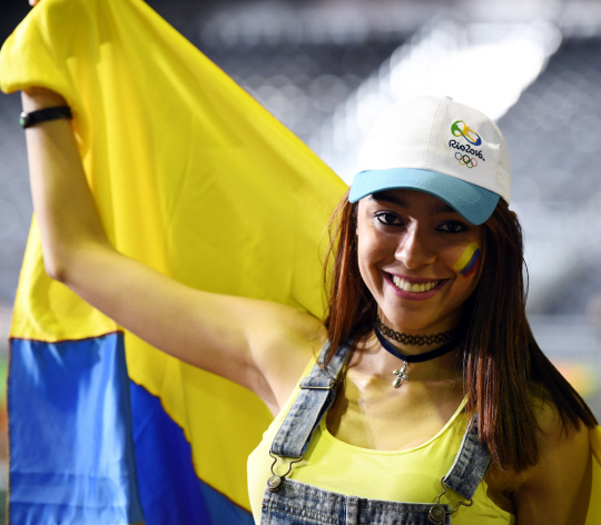 한 콜롬비아 응원단이 8일 오후(현지시간) 브라질 리우데자네이루 바하 리우센트로 파빌리온 경기장에서 자국 선수를 응원하고 있다./리우데자네이루=올림픽사진공동취재단