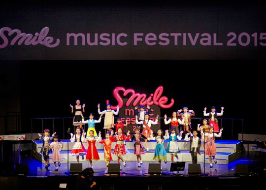 SM엔터테인먼트 문화교육사업의 일환으로 지난해 11월 열린 ‘SMile 뮤직 페스티벌’에서 참가자들이 멋진 무대를 선보이고 있다.