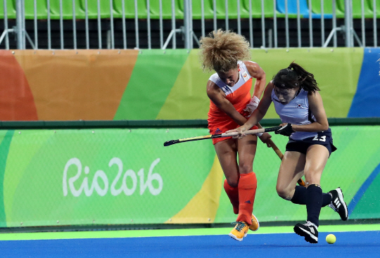 8일(현지시간) 브라질 리우데자네이루 데오도루 올림픽하키경기장에서 열린 여자하키 조별예선 네덜란드와의 경기에서 양팀선수들이 볼다툼을 하고 있다./리우데자네이루=올림픽사진공동취재단