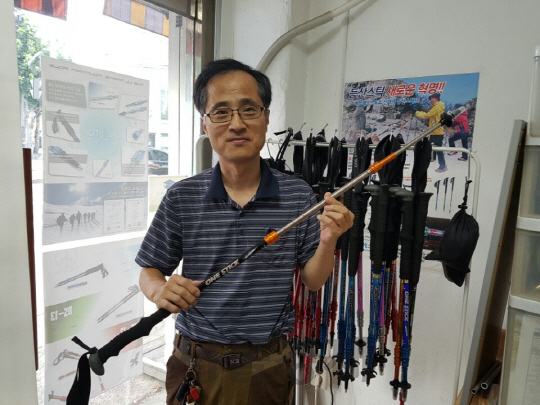 김경원 에스에스스포츠 대표가 서울 문래동에 위치한 매장에서 자체 개발한 등산 스틱 ‘원스틱’을 소개하고 있다./한동훈기자