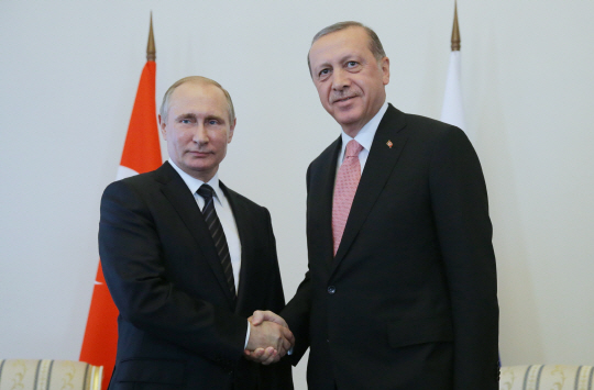 레제프 타이이프 에르도안(오른쪽) 터키 대통령이 9일 러시아 상트페테르부르크에서 블라디미르 푸틴 러시아 대통령과 정상회담을 하며 악수를 나누고 있다. /상트페테르부르크=타스연합뉴스