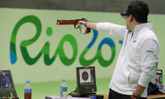 6일 오후(현지시간) 브라질 리우데자네이루 데오도루 올림픽 사격 경기장에서 열린 남자 10m 공기권총 예선전에서 진종오가 과녁을 조준하고 있다. /리우데자네이루=올림픽사진공동취재단