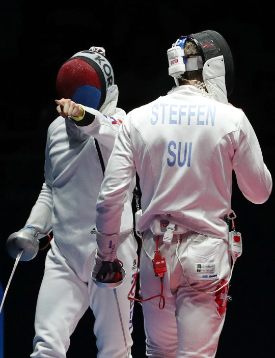 남자펜싱 박상영이 9일(현지시간) 브라질 리우데자네이루 바하 올림픽파크 카리오카 경기장3에서 열린 펜싱 남자 에페 준결승전에서 벤자민 스테펜(스위스)를 상대로 공격에 성공한 뒤 기뻐하고 있다./리우데자네이루=올림픽사진공동취재단