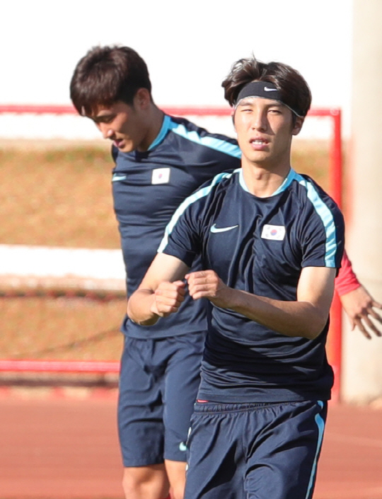 2016년 리우올림픽 한국남자축구대표 최규백, 장현수가 9일 오후(현지시간) 브라질 브라질리아 Fireman Physical Training Centre(소방관 피지컬 트레이닝센터)에서 멕시코전을 앞두고 훈련에 열중하고 있다. /브라질리아=올림픽사진공동취재단