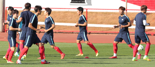 2016년 리우올림픽 한국남자축구대표 류승우, 심상민 등 선수들이 9일 오후(현지시간) 브라질 브라질리아 Fireman Physical Training Centre(소방관 피지컬 트레이닝센터)에서 멕시코전을 앞두고 훈련에 열중하고 있다. /브라질리아=올림픽사진공동취재단