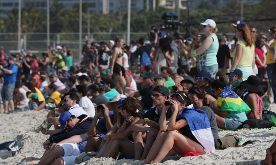 9일 오후(현지시간) 브라질 코파카바나 마리나 다 글로리아 요트경기장에서 열린 남자 요트 경기를 관람 온 시민들이 경기를 구경하고 있다. /리우데자네이루=올림픽사진공동취재단