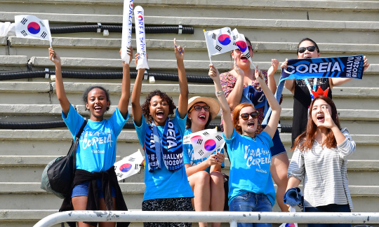 9일 오후(현지시간) 브라질 리우데자네이루 마라카낭 삼보드로무 양궁장에서 열린 2016 리우올림픽 양궁 여자 개인 32강전에서 브라질 한류 응원단이 장혜진 선수를 응원하고 있다. /리우데자네이루=올림픽사진공동취재단