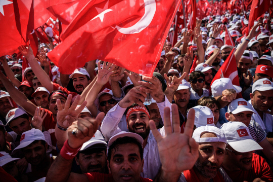 지난 7일(현지시간) 터키 이스탄불에서 에르도안 대통령을 지지하는 이들이 거리로 나와 실패한 군부의 쿠데타를 비난하는 시위를 진행하고 있다. /이스탄불=AFP연합뉴스