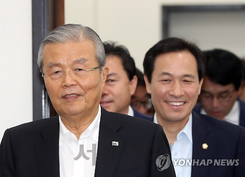 더불어민주당 김종인 비상대책위 대표(왼쪽)와 우상호 원내대표가 10일 오전 국회에서 열린 비대위원회의에 참석하고 있다./연합뉴스