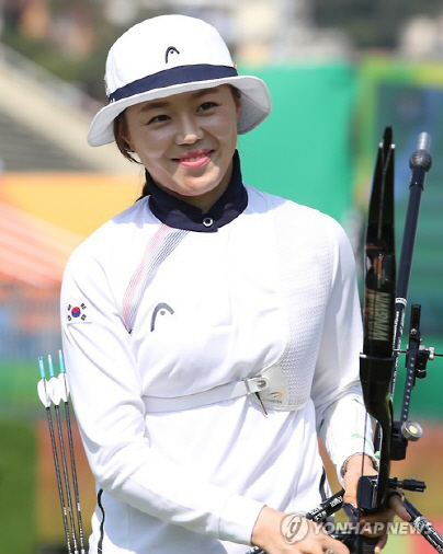 한국 여자양궁 대표팀의 장혜진이 9일 오전(현지시간) 브라질 리우데자네이루 삼보드로무 경기장에서 열린 2016 리우올림픽 여자양궁 개인전 32강에서 승리한 뒤 밝게 웃고 있다./출처=연합뉴스