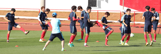 2016년 리우올림픽 한국남자축구대표 신태용 감독이 9일 오후(현지시간) 브라질 브라질리아 Fireman Physical Training Centre(소방관 피지컬 트레이닝센터)에서 멕시코전을 앞두고 훈련에 열중인 선수들을 지켜보고 있다. /브라질리아=올림픽사진공동취재단