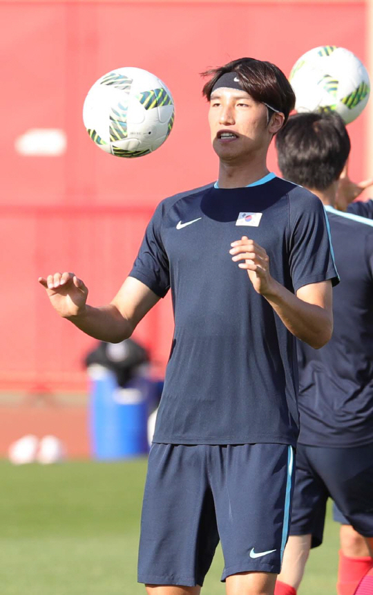 2016년 리우올림픽 한국남자축구대표 최규백이 9일 오후(현지시간) 브라질 브라질리아 Fireman Physical Training Centre(소방관 피지컬 트레이닝센터)에서 멕시코전을 앞두고 훈련에 열중하고 있다. /브라질리아=올림픽사진공동취재단