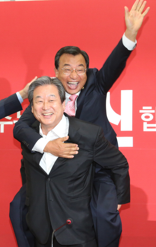 새누리당 새 대표에 선출된 친박계 주류 이정현 의원이 공식일정을 시작했다./연합뉴스