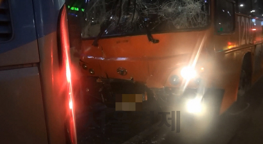 9일 오후 서울 신촌기차역 교차로에서 발생한 버스 추돌 사고 현장. /사진제공=서대문소방서