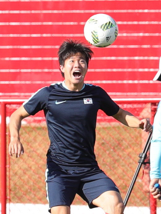 2016년 리우올림픽 한국남자축구대표 권창훈이 9일 오후(현지시간) 브라질 브라질리아 Fireman Physical Training Centre(소방관 피지컬 트레이닝센터)에서 멕시코전을 앞두고 훈련에 열중하고 있다. /브라질리아=올림픽사진공동취재단