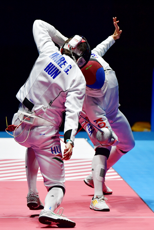 남자펜싱 박상영(오른쪽)이 9일 오후(현지시간) 브라질 리우데자네이루 바하 올림픽파크 카리오카 3경기장에서 열린 펜싱 남자 에페 결승전에서 제자 임레(헝가리)를 공격하고 있다./리우데자네이루=올림픽사진공동취재단