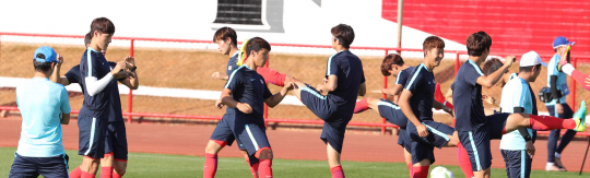 2016년 리우올림픽 한국남자축구대표 신태용 감독이 9일 오후(현지시간) 브라질 브라질리아 Fireman Physical Training Centre(소방관 피지컬 트레이닝센터)에서 멕시코전을 앞두고 훈련에 열중인 선수들을 지켜보고 있다. /브라질리아=올림픽사진공동취재단