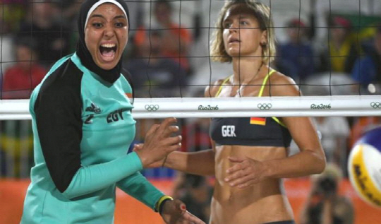 전신을 감싸는 복장을 하고 여자 비치발리볼 종목에 출전한 이집트 선수들이 화제다./출처=BBC