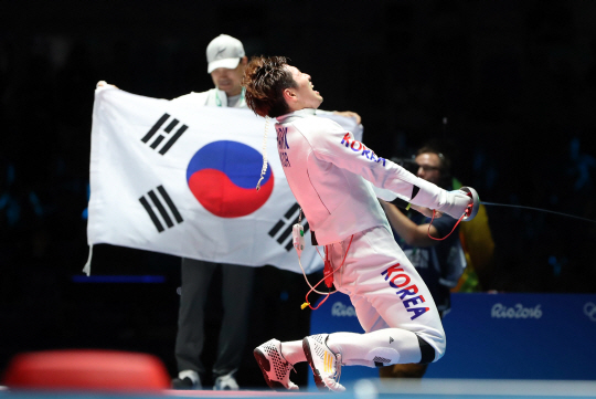 박상영 선수가 9일 오후(현지시간) 브라질 리우데자네이루 바하 올림픽파크 카리오카 경기장에서 열린 펜싱 남자 에페 결승전에서 헝가리 임레 게져를 누르고 금메달을 차지했다. 박상영 선수가 우승을 확정한 뒤 환호하고 있다./리우데자네이루=올림픽사진공동취재단