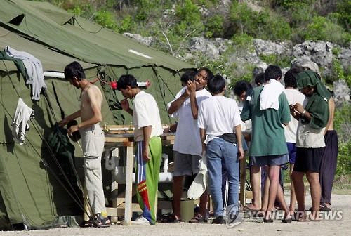 호주 난민 캠프서 인권유린 사례 폭로