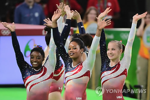 9일(현지시간) 브라질 리우데자네이루의 리우 올림픽 경기장에서 열린 2016 리우올림픽 여자 기계체조 단체전 결승에서 우승한 미국 대표팀 선수들이 두 손을 들어 올리며 기뻐하고 있다./출처=연합뉴스