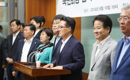 10일 오전 전북 전주시 완산구 전북도의회에서 열린 국민의당 전북 현장 비상대책위원회 기자회견에서 박지원 위원장이 기자들의 질문에 답변하고 있다./연합뉴스