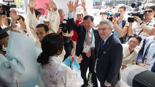 한국전통융복합공연단 ‘코리안랩소디’가 9일 브라질 리우데자네이루에서 토마스 바흐(오른쪽 양복입은 사람) IOC 위원장을 만나 환영하고 있다. /사진제공=문화체육관광부
