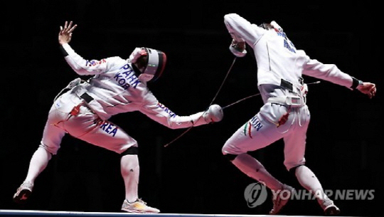 펜싱 ‘에페’ 경기 중인 박상영 선수(왼)과 제자 임레(오)의 모습./출처=연합뉴스