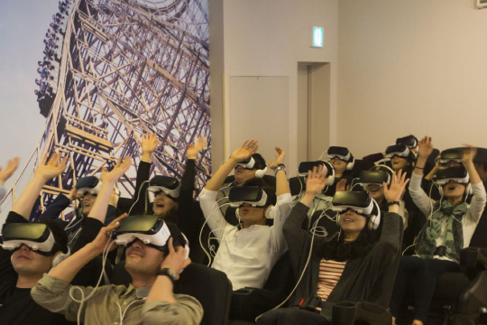에버랜드 방문객들이 VR을 통해 롤러코스터 체험을 하고 있다. /사진제공=에버랜드